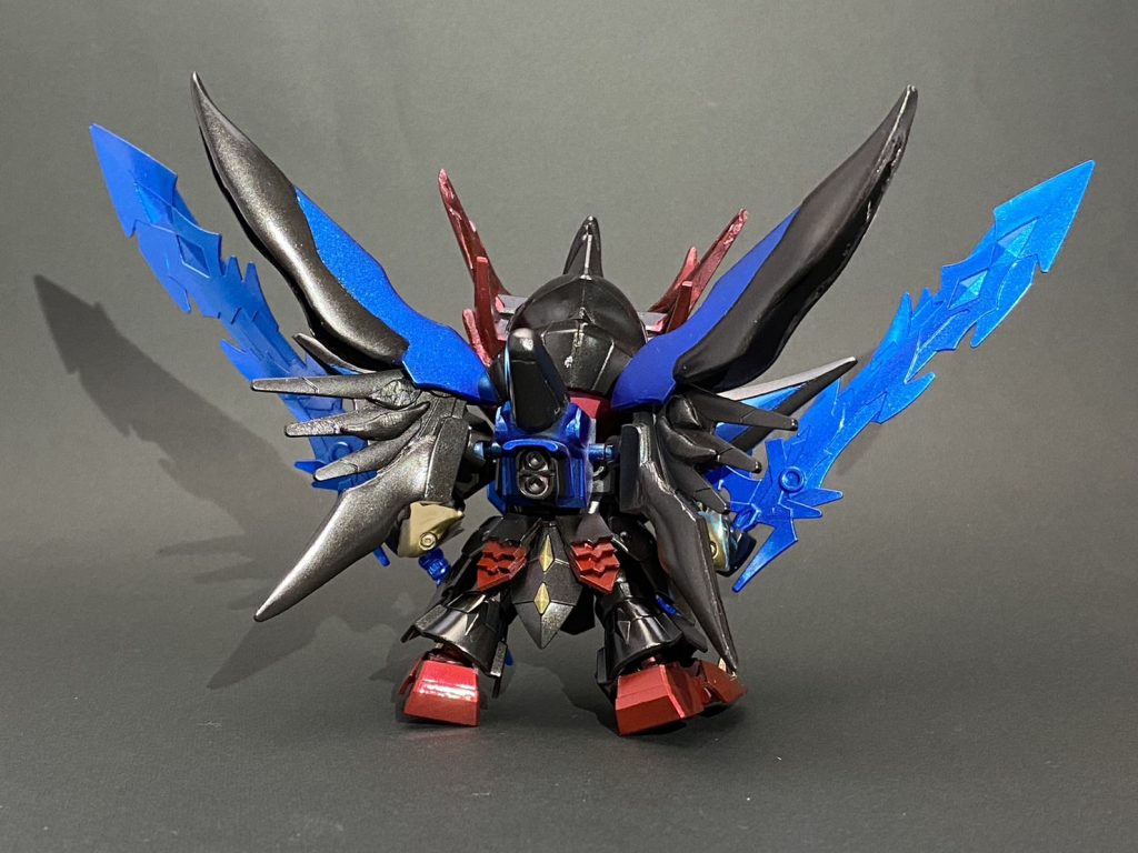 後ろです。スタンダードデスティニーの羽が平べったかったのでエポパテをもって起伏を付けています。