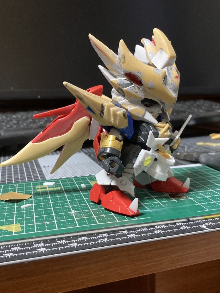 塗装前です。見ての通り肩やバックパック、靴にスタンダードのデスティニーを使用してます。黄色?の部分がエポパテで、胸の飾りやフロントアーマーなどはプラバンでスクラッチしています。フロントアーマーの黄色い透明なパーツはダイソーで買った星型の立体シールを切り刻んで貼りました。前腕にはたぶんSDのシナンジュの膝?のパーツを張り付けています。エポパテ削りずらい上にやすりがすぐに目詰まり起こして紙やすりを大量に消費しましたw