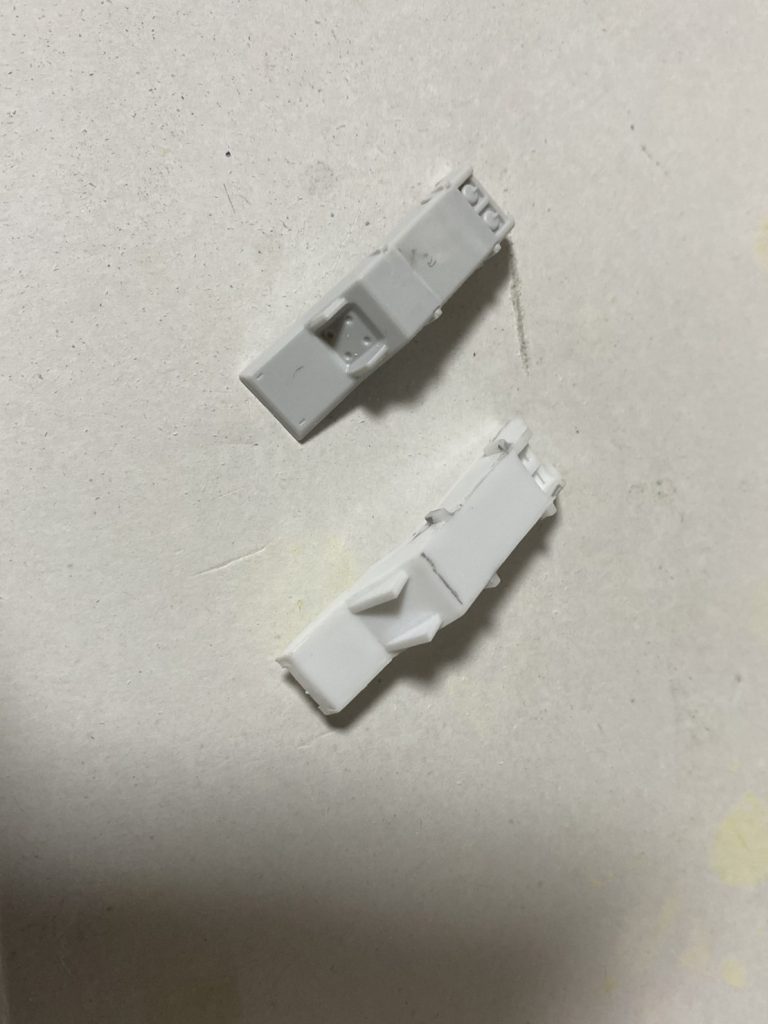 写真上のプリムローズのミサイルポッドを見ながらスクラッチしたもの(写真下)を2つ用意して使いました