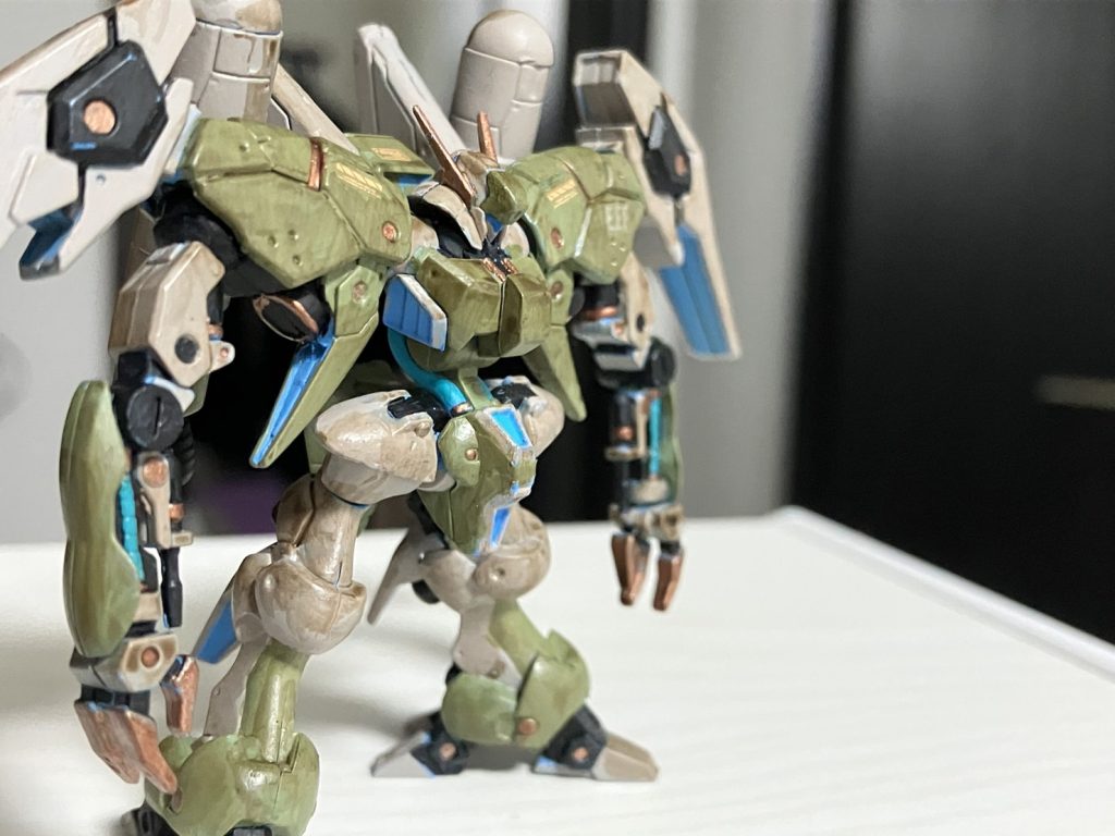 腕回りもできるだけ細かく塗りました。HGのバイアランのシールがあったので、肩に連邦のロゴを入れられました。