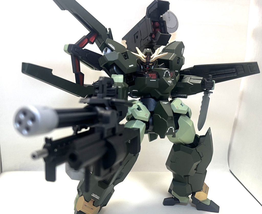 マッシブな機体に似合うようにルブリスウルの穴という穴(3mm軸)に武装を追加しました。追加武装してコトブキヤのミサイル&レドーム、境界戦機のウェポンセット2の武器を装備。