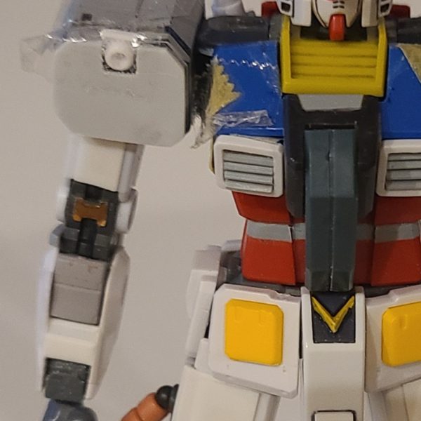 サイコ・ザクにガンダムの装甲が加われば最強のMSになるよ。サンダーボルト版パーフェクトガンダムを製作するにあたり、原作とは逆にRGザクの上半身フレームを仕込むことは当初から決めてました。（画像1）最新進捗は上腕側面のマルイチモールド、一部ディテール追加。（画像2）ショルダーアーマースラスター位置仮決めをおこないました。（3枚目）