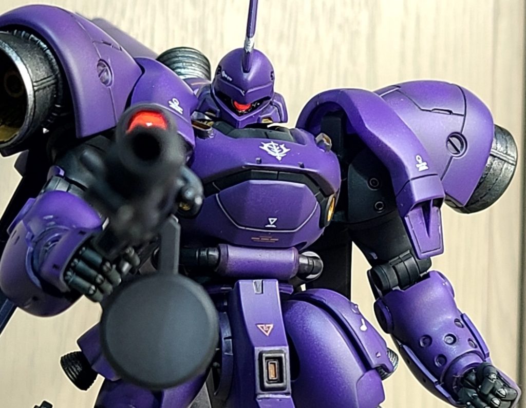 ベースのケンプファーに、ガーベラ・テトラの肩やブースターだけあればなんとかなると思ったら、持っている武器はゲルググ・マリーネ(シーマカスタム)のものということで、ジャンクで出てないかなぁと探すも、あいにく武器だけでは出ていなくて、その為だけにキットを購入する羽目に😅。ハンドパーツはBOOTHで手に入るalminum-2nd.さんのもので、銃のセンサーとモノアイは、蛍光塗料塗装でUVライトを当てると発光します。