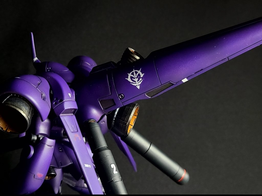 これもお気に入りの画像です🎵デカールは全体的に少なめにしていますが、ジオンのマークだけは入れたかったので大きいのを。残党軍が作ったということでマークだけ掠れたものを使用しています。