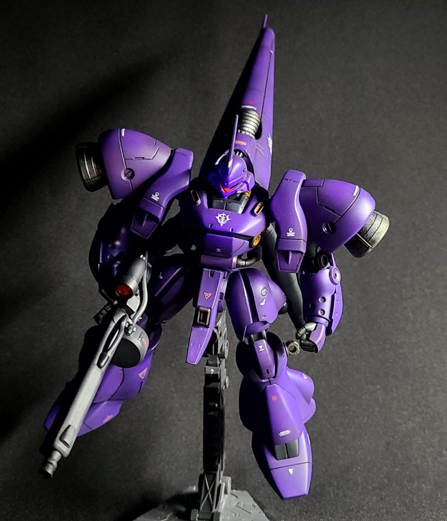 前から。靴の爪先は、爪の無い形であることがわかり、慌てて形状を変更しました。