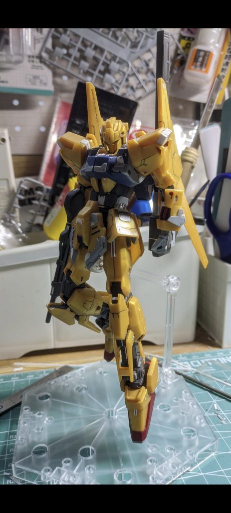 塗装前。　足の各関節に1ミリずつプラバンを挟んで伸ばして、胴は両サイド1ミリボリュームアップしました。塗装はメカサフヘビーを吹いた後にスーパーゴールド2で半ツヤで仕上げてみました。