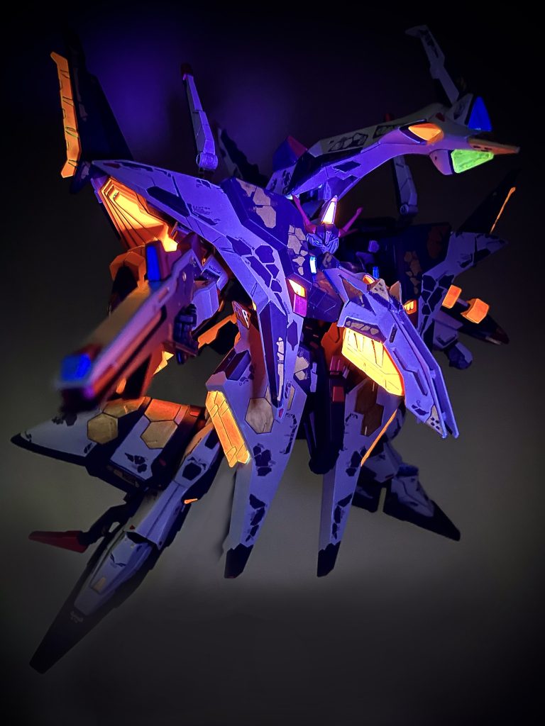 ペーネロペーといえば劇場版の暗闇で怪しく光っているところが印象的なので、蛍光塗料で光るようにしてます。