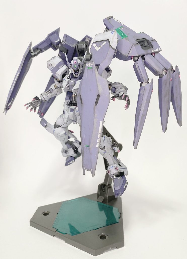 顔はジャイオーンの元ネタままモニターフェイスで右半分と左半分で模様を変えています。右から見るか左から見るかで印象が変わるのではないかと。右側は元キットのままの十字ライン、左側はハイキューパーツのデカールを使用しています。