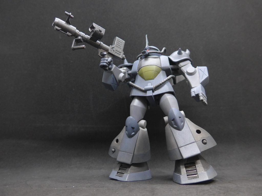 ロケット砲構えてます。説明書の解説をよく読むと足の二つ穴がミサイルポッドってなってましたので、下穴のみランナー削って入れてみました。こんなところに武器仕込んでるから飛べなかったのかも・・・。