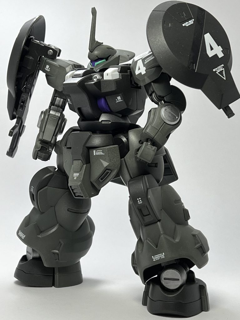 グエル機と同様に足の合わせ目消しが大変でした。ですので塗り分けはいいかなぁと思って割と濃い緑一色で仕上げました。