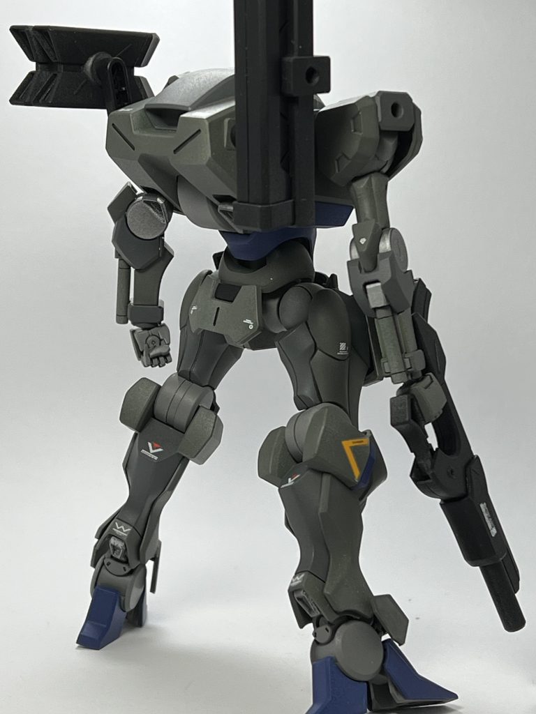 後ろも姿もカッコいいです。膝横のデカールのオレンジがとても良いアクセントになりました。専用いいですよね。