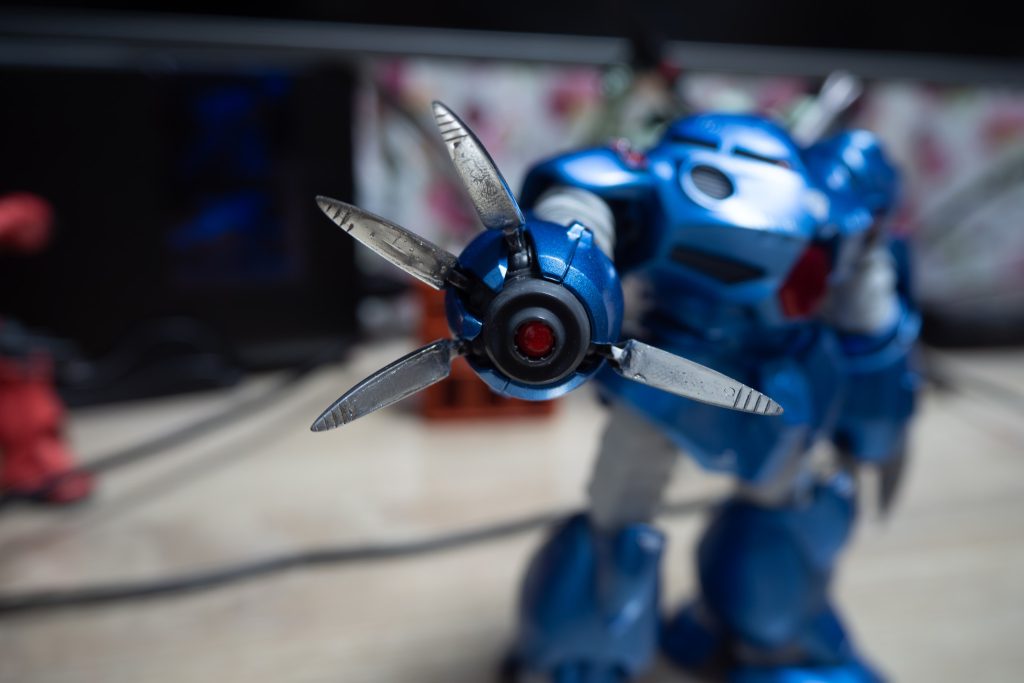 ビームキャノン内に、Hアイズを埋め込みました。こちらは赤で、裏に蛍光ピンクを塗ってます。