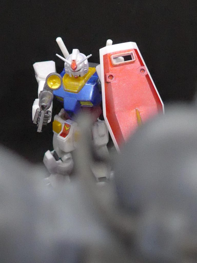 いつのまに・・・。アムロがゴ●ゴ13ばりに「俺の後ろに立つな」とは言わないでしょうけれども、一瞬できっとこうなるんでしょう。