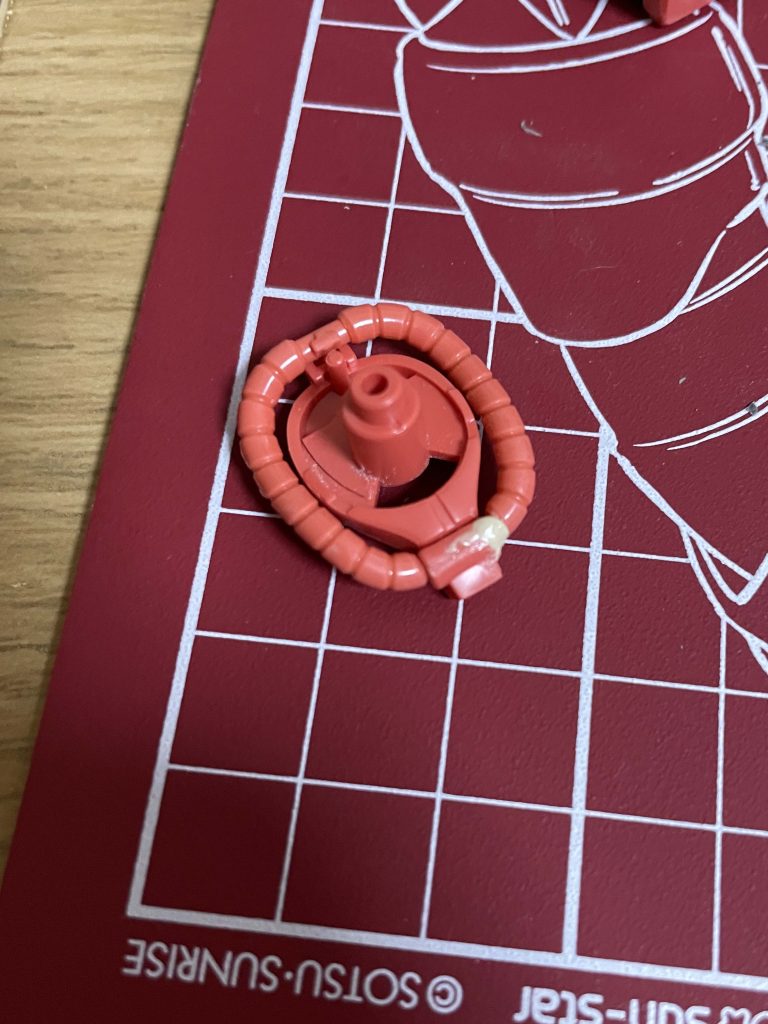 カットミスした箇所をパテで修復しました。