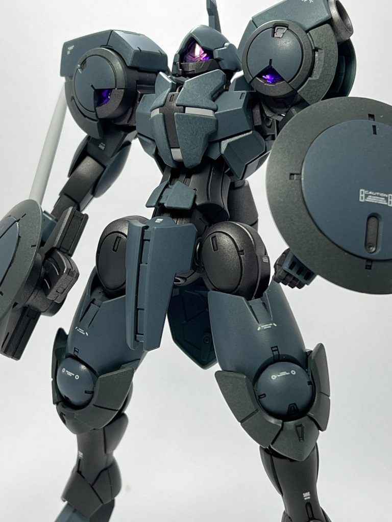 量産機はミリチックな色で塗装すると本当に映えますよね。