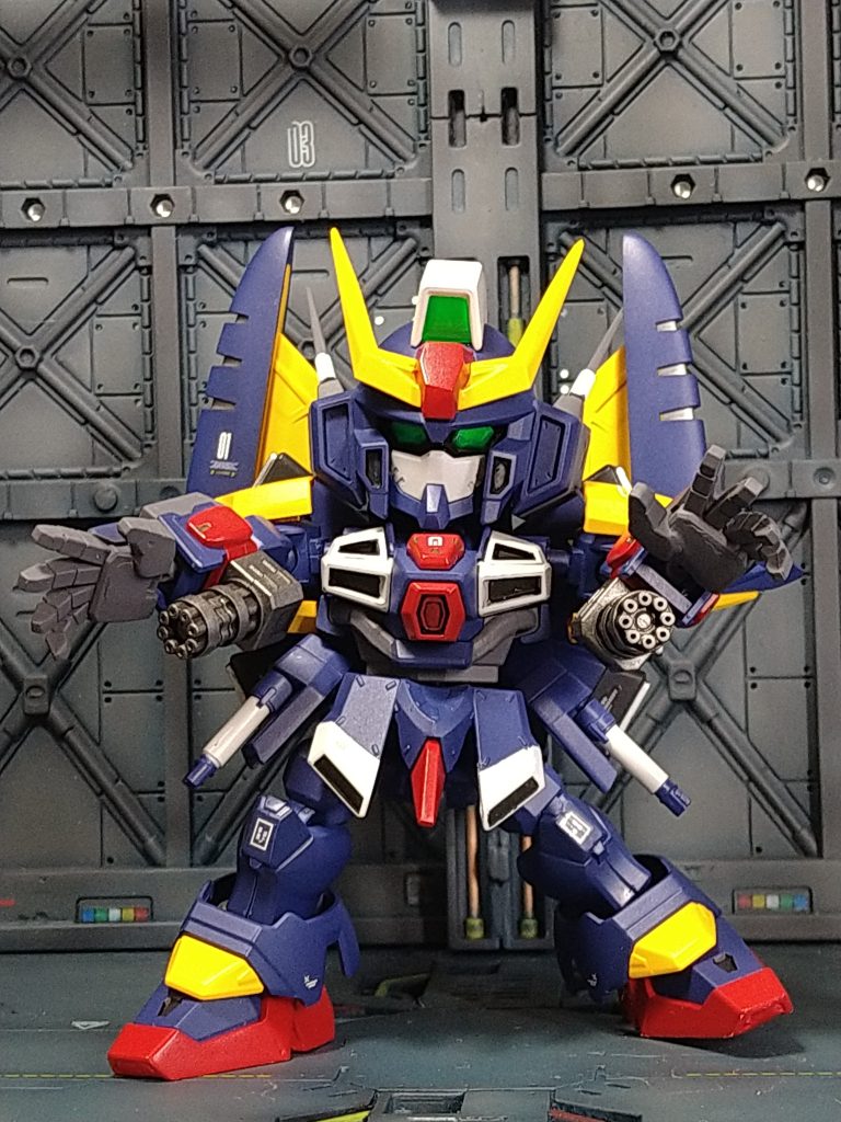 平手とパーツ差し替えでのガトリングガン収納状態のガトリングを展開状態のガトリングガンに組み込むという面白い構成です。銃口表現はありますが浅かったのでピンバイスで開口しました。