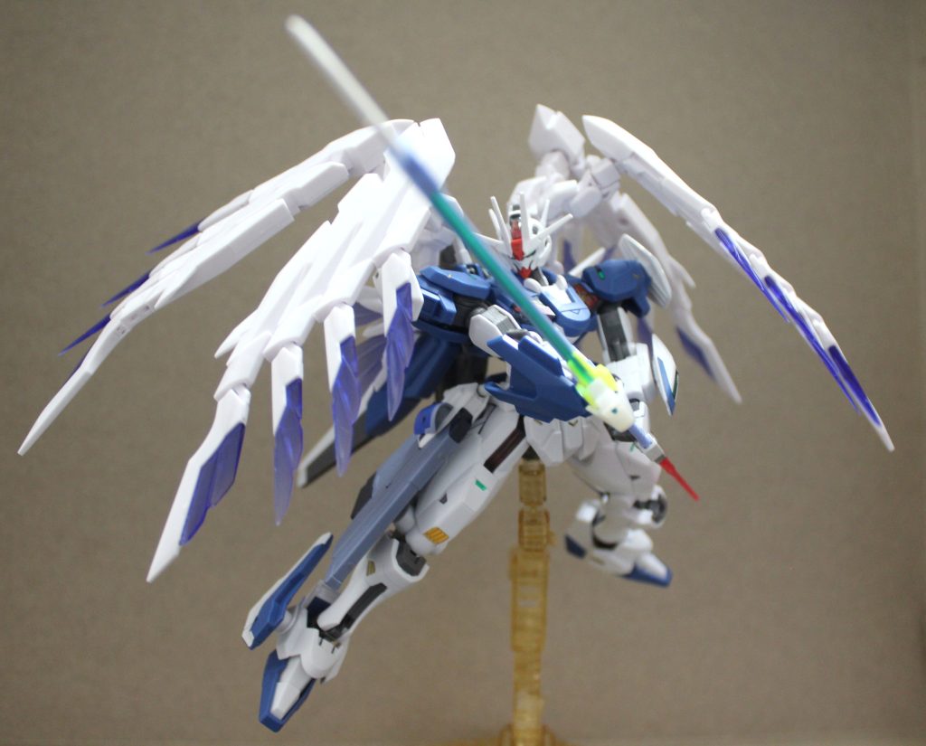 ・シュヴェルトクライノート構え某デス◯ィニー風。この武装の解説は後ほど！