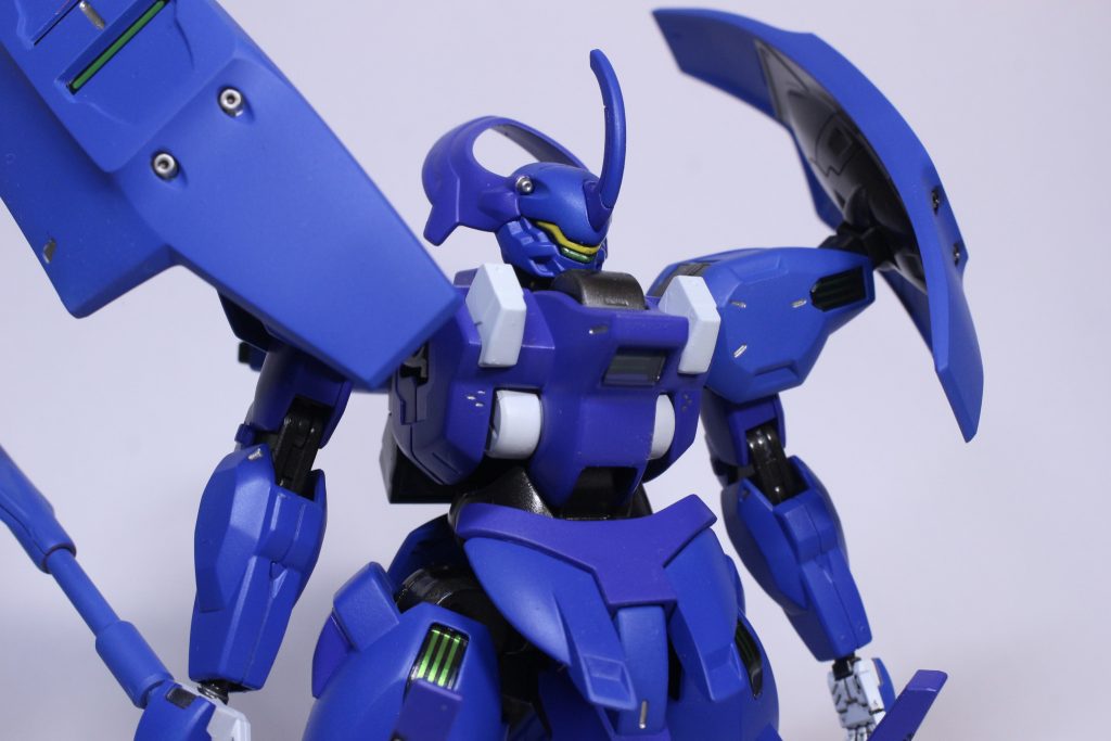 塗装前後で。最初は通常カラーでグエル機を作ろうと思ったのですが素組みしてみると「これはある程度何色で作ってもカッコよくなるな?」と思ったので自分の好きなブルーで塗りました。2期仕様のダリルバルデが出たらグエル機カラーでキャンディ塗装やりたいな〜なんて思っています。