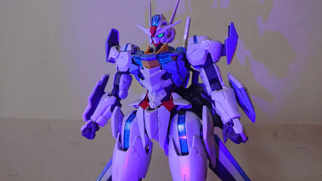 パーメットシックスの上半身アップ♪自分はツインアイとメインカメラ、バックカメラを蛍光グリーンで塗装してます(^^ゞ が基本、ぱち組み♪ステッカーは１枚も貼ってません。 エアリアル改修型https://gumpla.jp/hg/1541014ありがとうございました♪