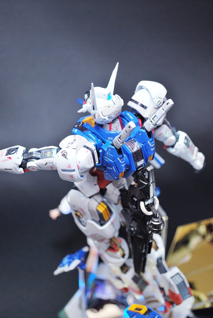 モノアイと後頭部カメラにもLEDを仕込んであります。