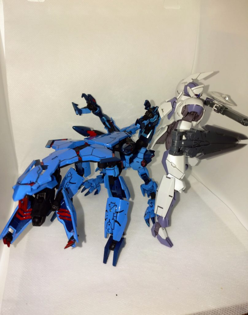 　最後はべギルペンデとミカエリスのグラスレー社ＭＳのツーショットで。　紹介は以上になります！最後まで見てくださりありがとうございました！神機使いは作れなかったけどアラガミっぽいと言い張れなくもない異形の獣っぽいものを作れてとても満足しました。　水星の魔女はアニメの方も毎週楽しみですね。今後の展開にも期待です。