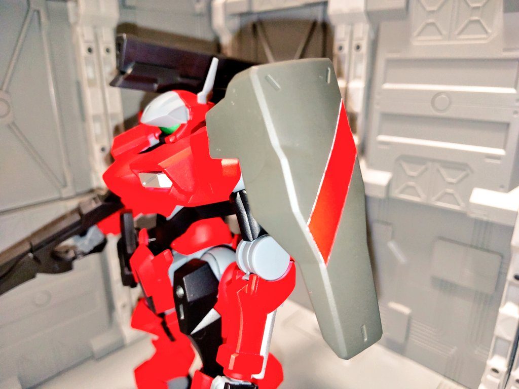 左肩にディランザのショルダーシールドを装備。ザウォートに足りなかった耐久力をカバー