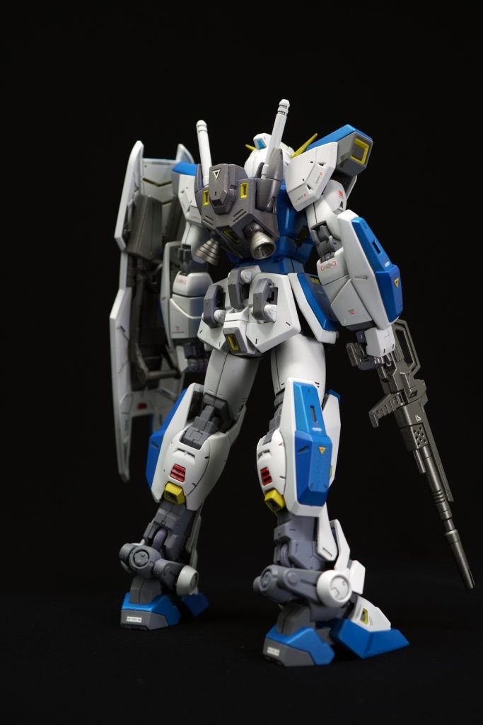 各種アタッチメントによって兵装パターンが多いこの機体らしさを感じる背面