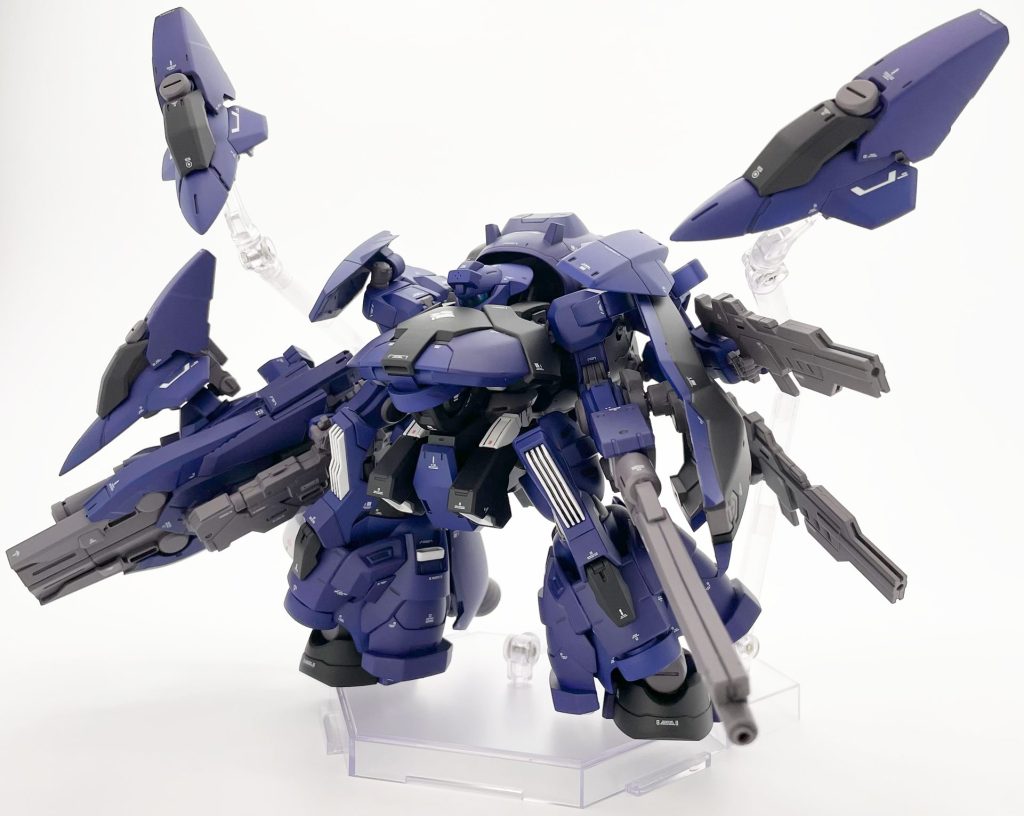 肩のドローンユニットは装着時は推進装置の役割を果たし、分離して突撃するほかビームキャノンに接続することで威力をアップさせる設定です。