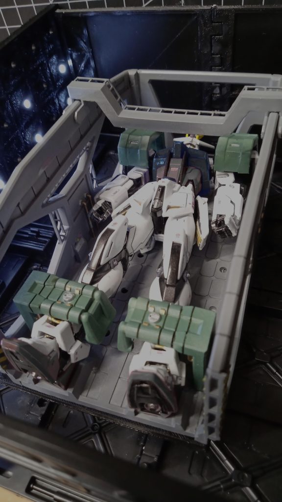 「地球軍の新型機動兵器。お父様の裏切り者。」