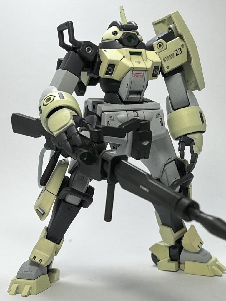 デカールのナンバーも適当です。くるぶしの肉抜きは今回は埋めました。デミトレーナーは指がカッコいいですよね。