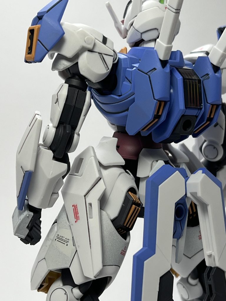 なんとなく後ろ側から、太ももの合わせ目を消したあたりをグレーで塗ってましたが、シールドビットを付けてるときに削ってしまったので後か色を塗ったのですが写真で見ると全然なじんで無いですね、デカールを貼ったのでなんかいい感じいなった気もします。