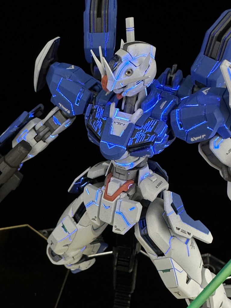 ここからがメインです。パーメットスコア:6を再現するために、シェルユニット内部に手を加えています。知り合いが制作していたエアリアルも同様にシェルユニットのラインが青くなっていたので、方法を聞くとホイルシールをスキャンしラインを透過処理したものを利用したデカールを使用しているとのことだったのでデータをもらえるか聞いたら快諾してもらえたのでそちらを使用しています。ラインが透過しているのでデカールの下をメタリックブルー+蛍光ブルーで塗装して再現しました。太ももも同じ要領です。さらに全身のモールドを彫り直し、蛍光ブルーで墨入れ。UVライトを当てることで発光を再現しました。