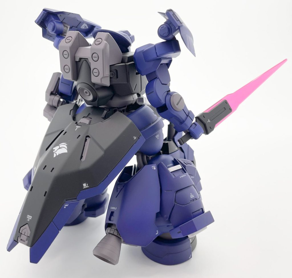 肩に小型、腰には大型シールドドローンを装備しています。