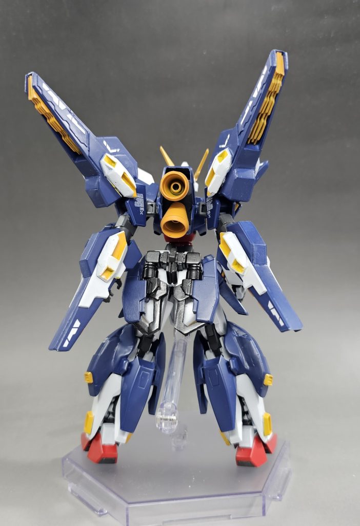 背部。バックパックはそれらしいものがなかったのでスクラッチで制作しました。リアアーマーにはオリジナルのビームソードを装着。