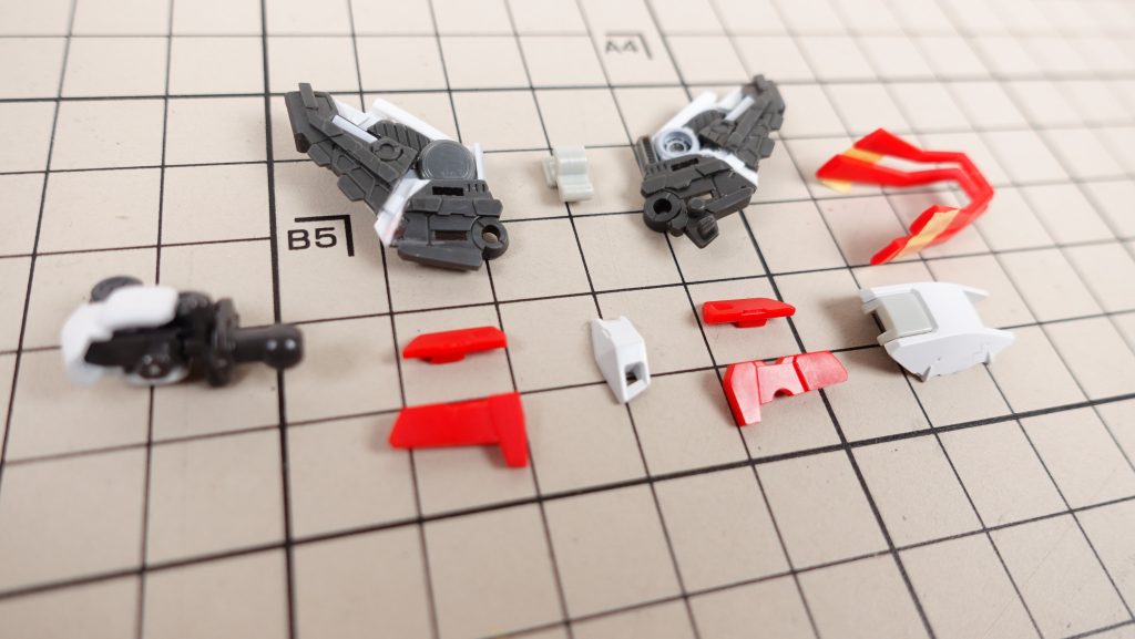 作成時の写真　その3肩はもともと展開ギミックがあったので少しだけ広げようとしただけなんですが、なんでか最後は切り刻んでいました