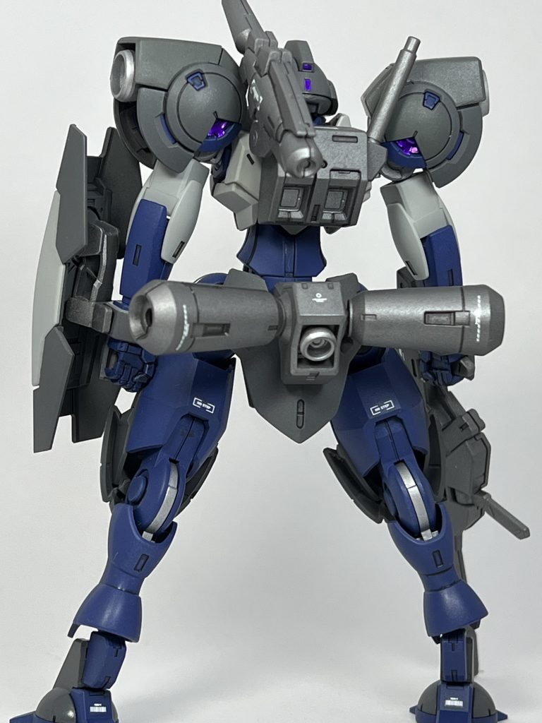 後ろ姿もいいですよね、関節部分だけ少し金属色を足しました。バックパックのスラスターも色を変えたハズなのですが、写真だと全然分かりませんでした。