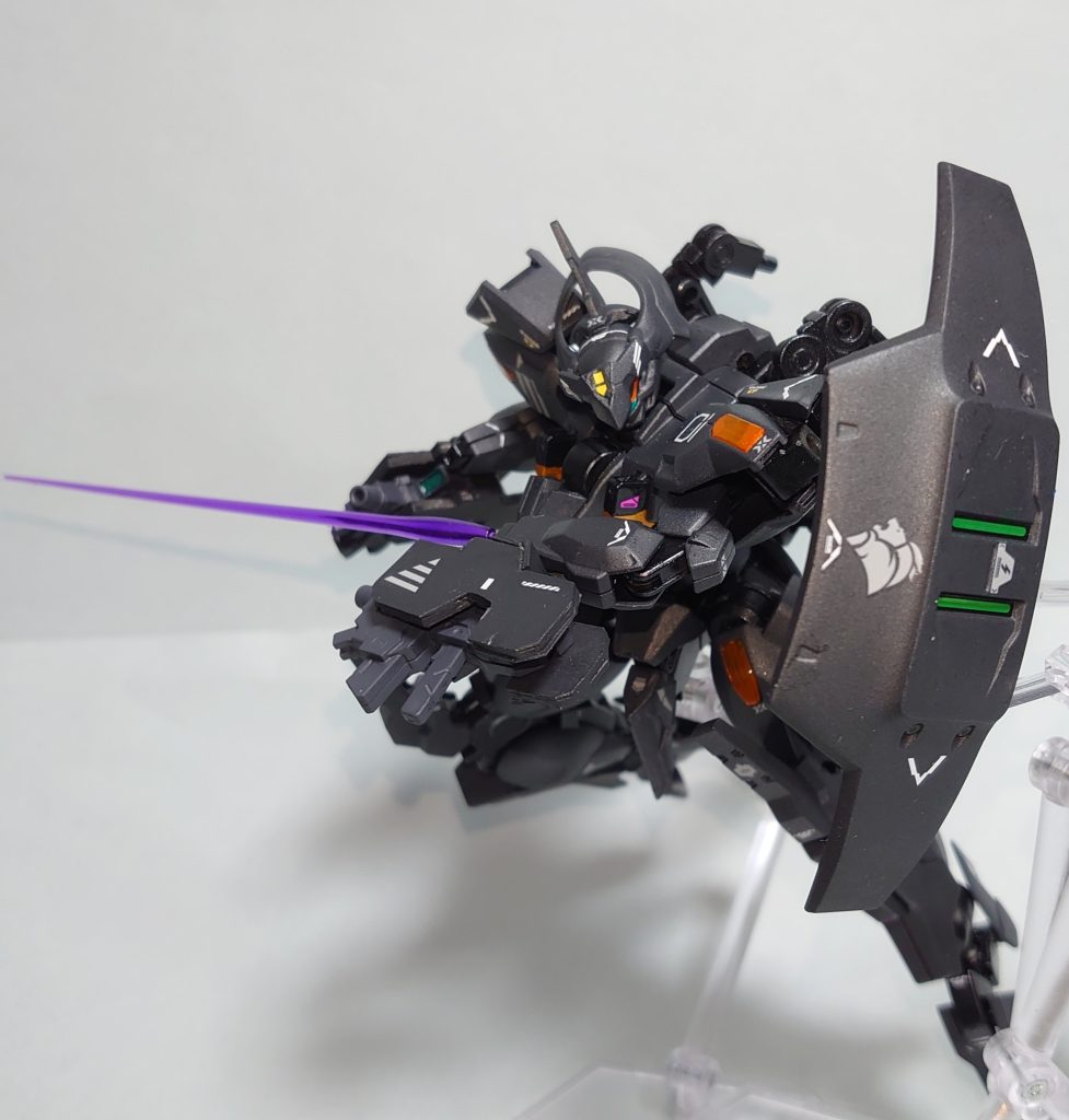 Bタイプをメインアームに持ってきて近接射撃形態に変形できます。この形態ではビームサーベルが使えるので実体剣が通らない相手にも有効になります。