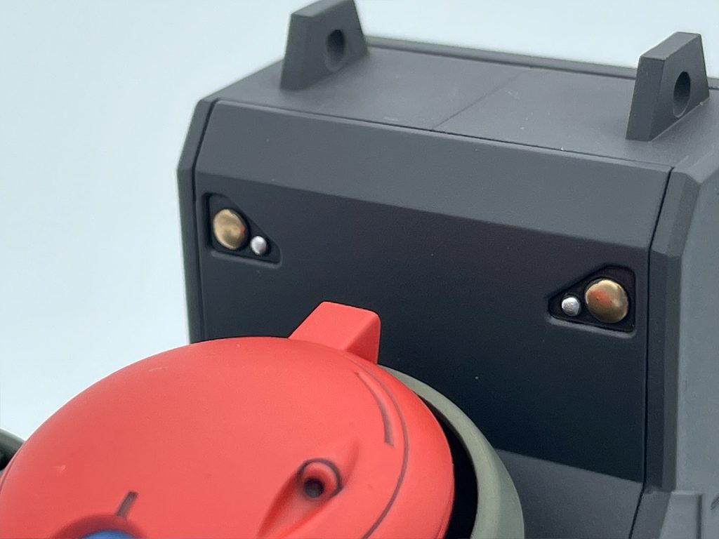 ミニモアザックフォグランプ、あるいは点滅信号用…。使用方法はケースに応じてといった妄想で4アーティストマーカー(シルバー&コッパー)を使って塗装。