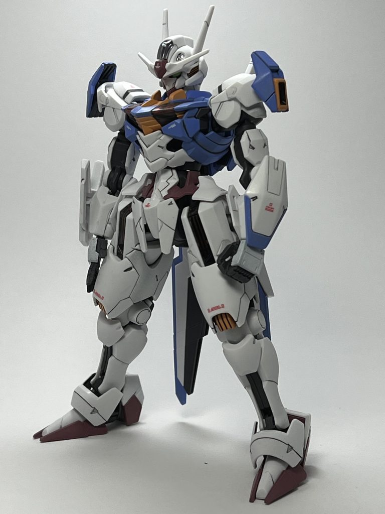 全身前からです。組み立てた当時は専用デカールが無かったので適当な物を貼りました。青と差し色の黄色と赤は落ち着いた色に塗りました。太ももの合わせ目けしは大変でした。白も部分的にグレーで塗ってます。グレー以外の白は成型色です。