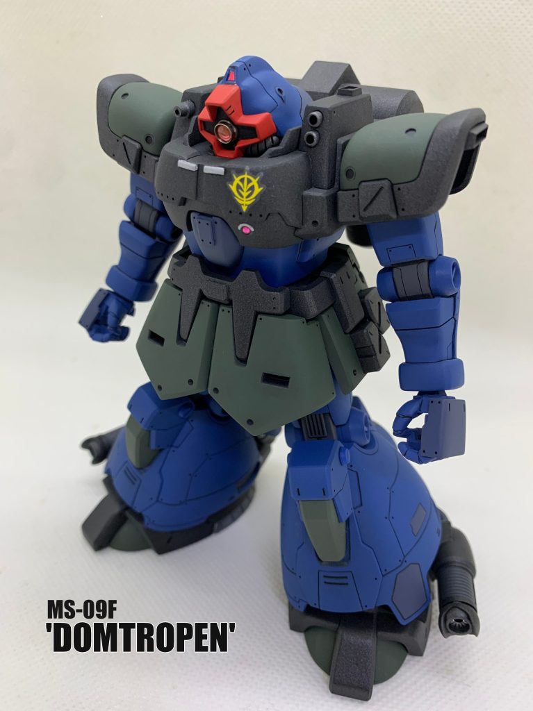 合わせ目消し、モールドの追加、プラ板貼り付け、肩周りのバルカン、サイドスカートのミニ弾倉的なものはマグネット固定。ダストフィルターの先端にエッチングパーツを取り付け。