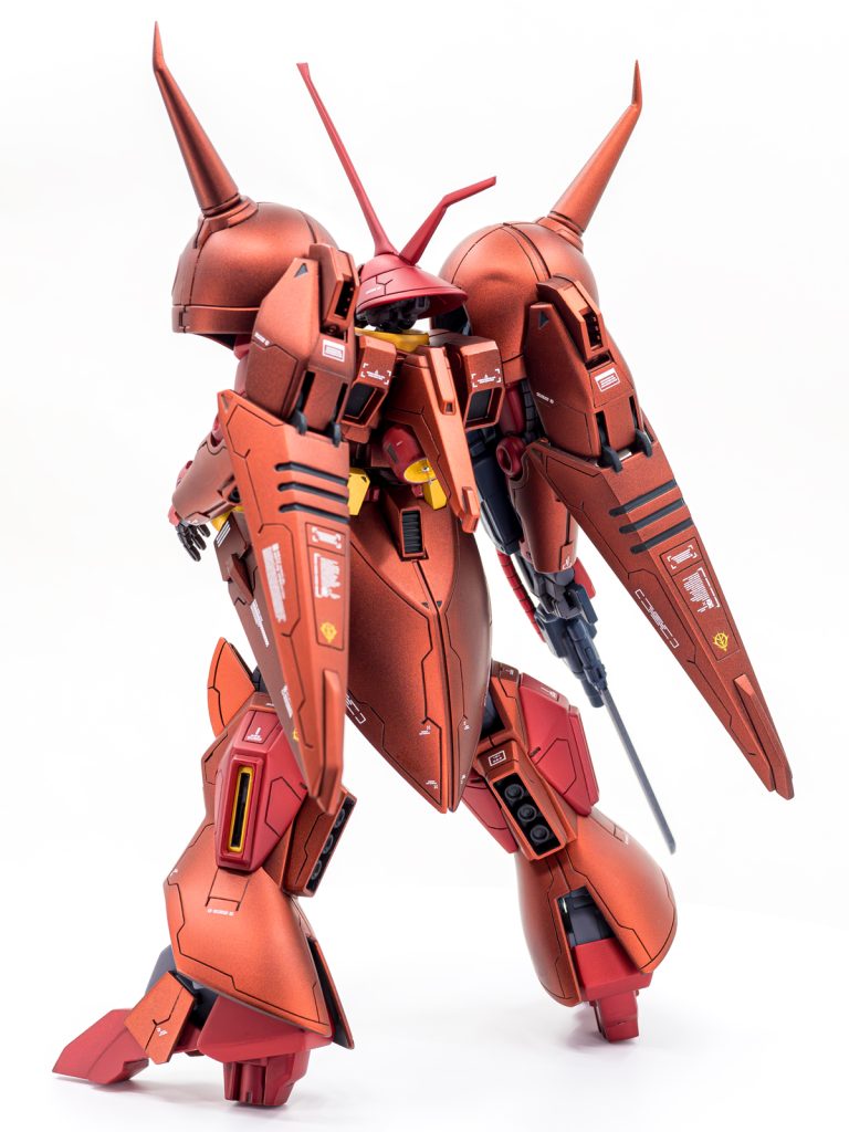 足首以下以外はほぼほぼキットのままです。頭と肩のツンツンだけは中央より先をプラ材で新規に作っています。ですのでキットより少し長くなっていると思います。