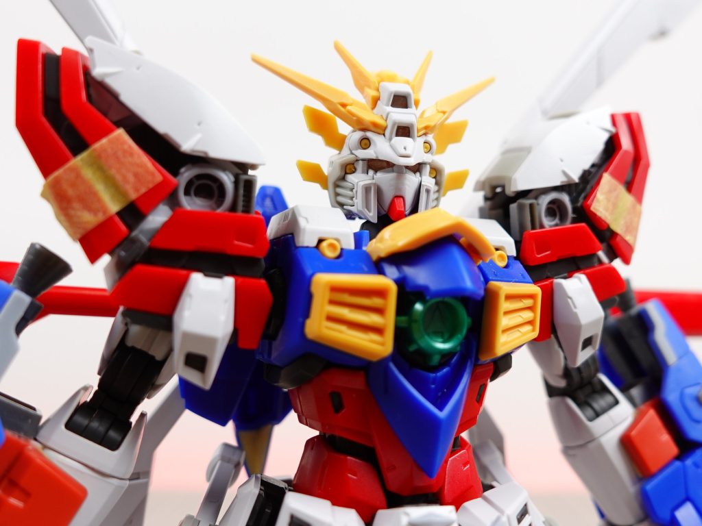 作成時の写真　その4頭部はシャイニングガンダムのツノ？ちょんまげ？を取り付けマスクはスリットをランナーパテで埋めています