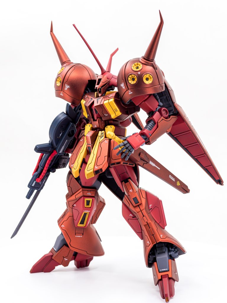 仮組した感想は足首より下がベターっと接地しているのが気になったので、キャラ・スーン搭乗機ですし、ヒールにしてシュっとさせてもいいんじゃないかということでヒール化。大腿部あたりで延長しなくとも良い感じの長さになりシュっとしたかなと。今回のスジボリはパネルというよりも模様としての意味合いの方が強いです。