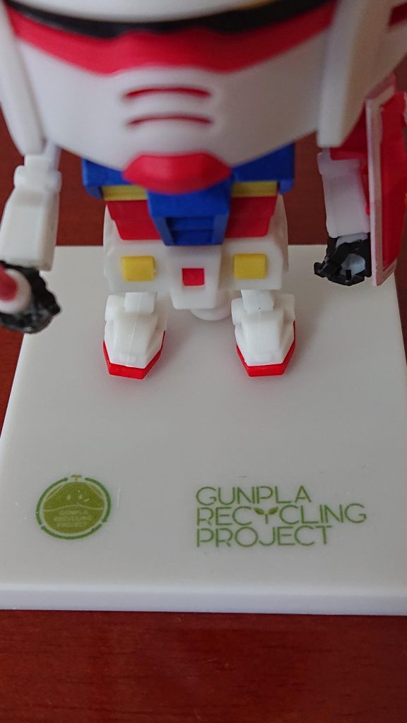 ガンプラ  リサイクル  プロジェクトのシールを貼った後で、つや消しトップコートで仕上げてます(^^ゞ