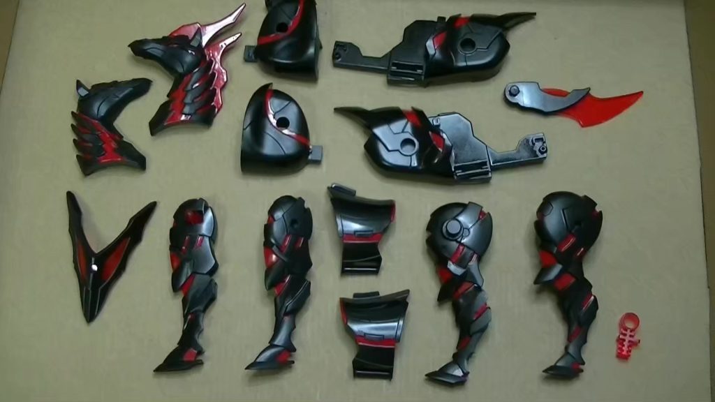胸部分もほとんど黒なのに赤いクリアパーツでした。赤い部分は目としっぽと胸だけクリアを残し、他パーツと同じくシルバーとクリアレッドでキャンディ塗装風にしました。筆塗りはムラが目立つので難しかったです。それから、前足のボールジョイントがクリアパーツというのは大丈夫なのでしょうか?個人的にクリアパーツは割れやすいイメージしかない・・・(´・ω・`)