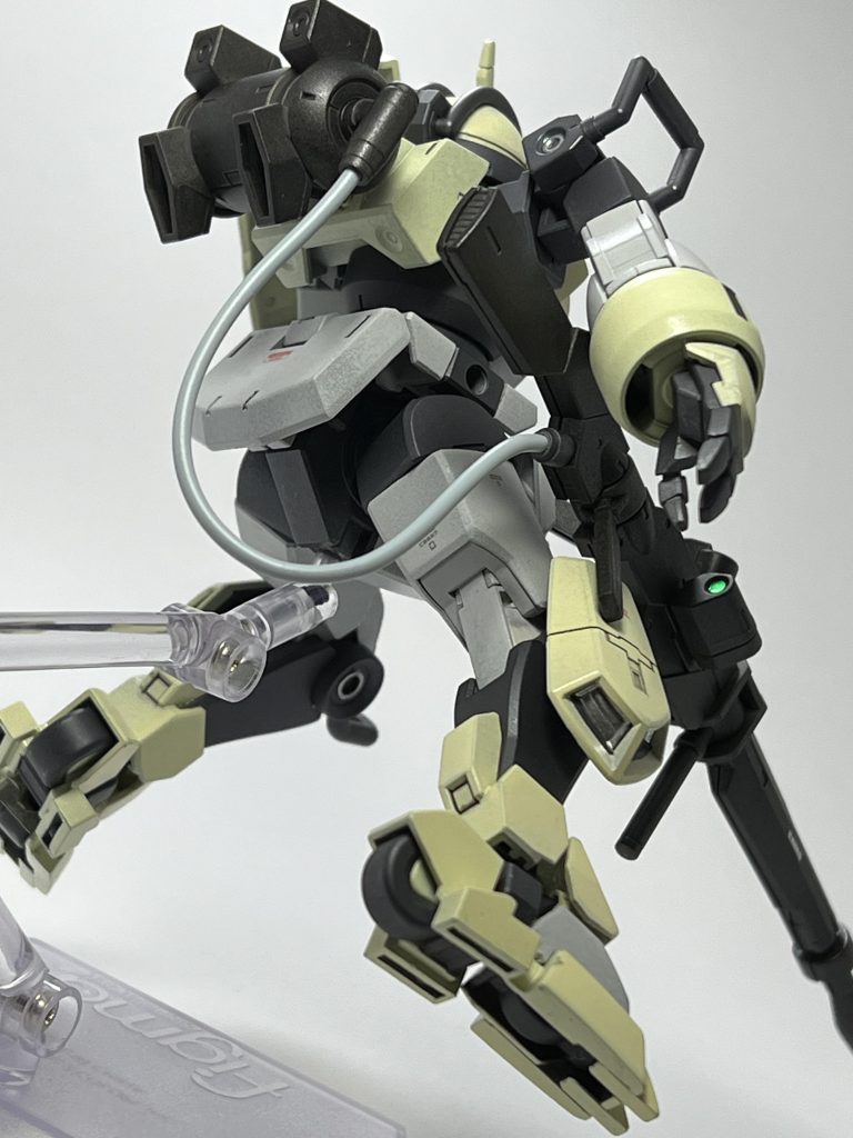 足裏の肉抜き穴も軽くは埋めましたがディテールがよく分からなくなってしまいました。ローラーカッコいいですよね。ケーブルにも何か貼っておけば良かったです。