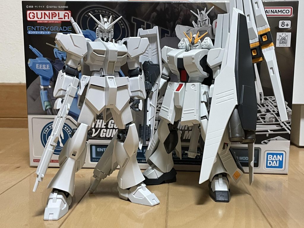改造、塗装前の姿(↑)。右のHGUC νガンダム H.W.Sから多くのパーツを取り外したわけですが、残った「中の人」は一足先に改造して「νガンダム ダブルフィンファンネル装備型 風」としてみました。