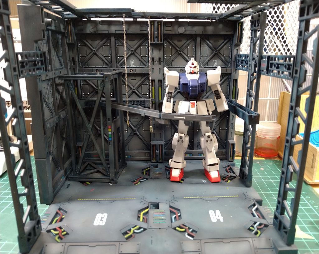 最後にオマケ　100均ジオラマベース4個を組み合わせて格納庫を作っちゃいました。 