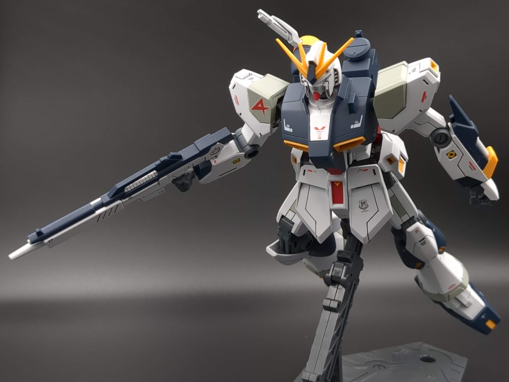 40年ぶりで驚いたのはやはりキットの出来が素晴らしいことですね小学校のときは真っ白なガンダムに青赤黄を苦労して塗りましたが今や組み立てるだけでこの色分け・・すごい