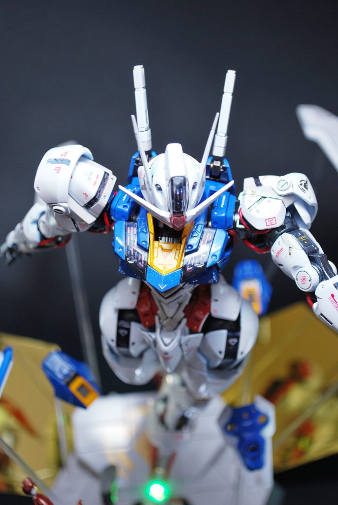 内部メカ部は定番の蛍光塗料にを使って塗装しました。ブラックライトでさりげなく発色します。台座には変色するLEDを仕込んであります。